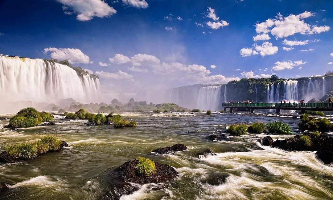 Passarela sobre as quedas das Cataratas do Iguaçu