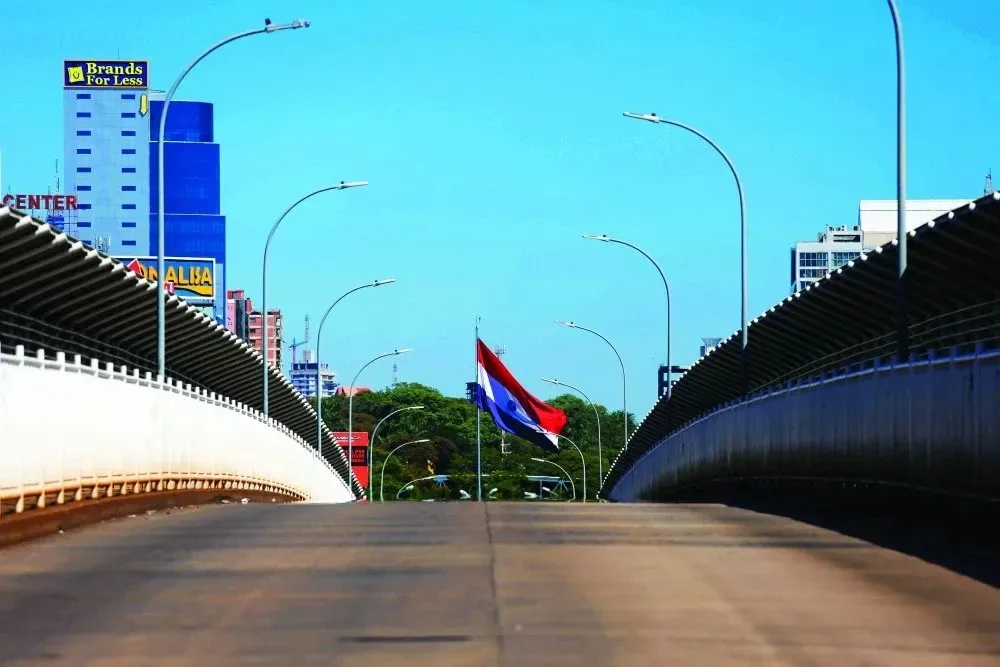 Ponte da Amizade com a bandeira do Paraguai ao fundo, a caminho de Ciudad del Este