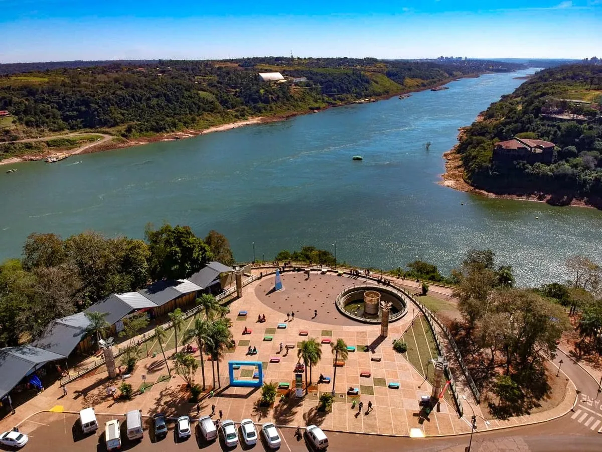 Vista aérea do Hito Tres Fronteras, em Puerto Iguazú, sobre o encontro dos rios